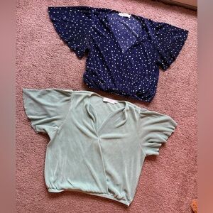 TWO ASTR the label blouses short sleeve v-neck navy blue white polka dot plisse